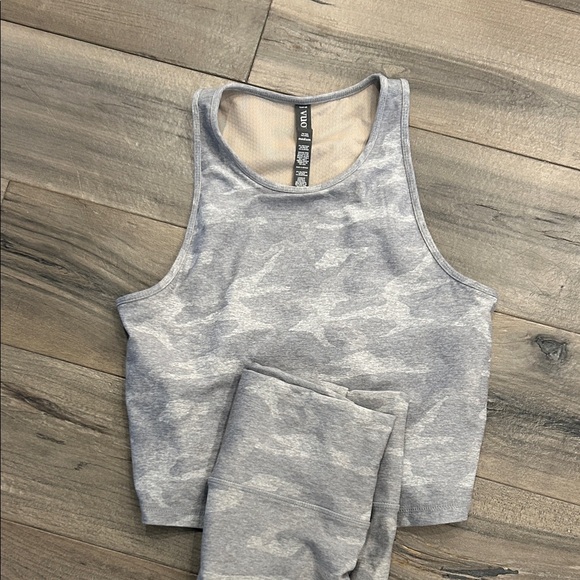 Vuori workout set - Picture 2 of 4